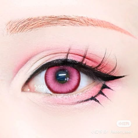 Nezuko Eyeliner, Nezuko Make Up Cosplay, Mitsuri Eye Makeup, Kawaii Anime Makeup Looks, Cosplay Makeup Eyes, Kanao Makeup, Nezuko Makeup Tutorial, Nezuko Eye Makeup, Anime Eyes Makeup Cosplay