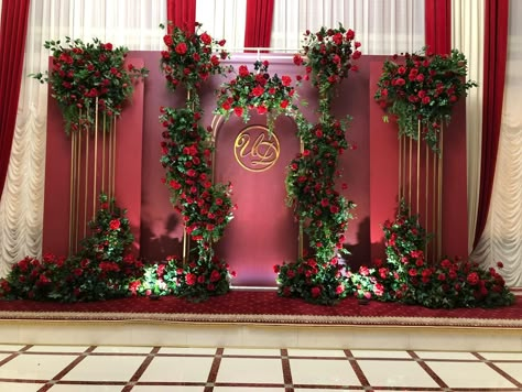 Red Enchanted Forest Quinceanera, Rose Photo Backdrop, Red Rose Backdrop, Red Wedding Backdrop, Wedding Decor Red Roses, Welcome Sign Decor, Red Wedding Decorations, Decor Backdrop, Coin Photo