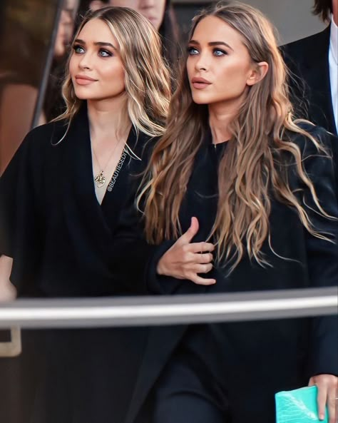 Ashley Olsen Style 2023, Mary Kate And Ashley Olsen Hair, Mary Kate And Ashley Hair, Mary Kate Olsen Hair, Olsen Hairstyle, Ashley Olsen Makeup, Ashley Olsen Hair, Olsen Hair, Ashley Olsen Style