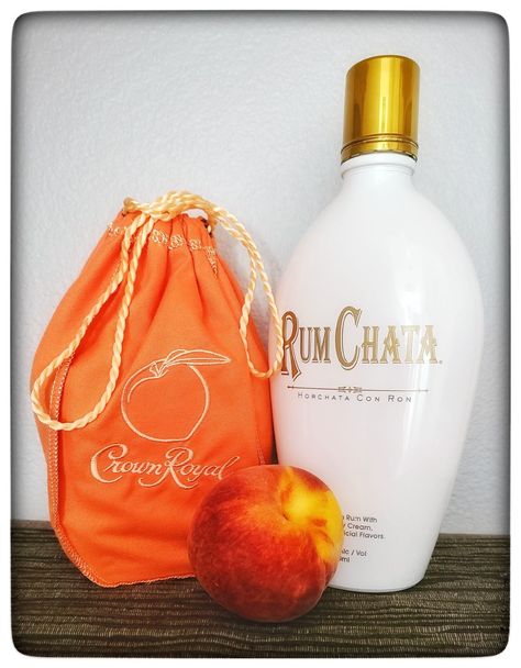 Sunday Peach Cobbler Dessert Martini - Eat Drink Work Play Peach Cobbler Martini, Peach Cobbler Drink, Peach Cobbler Drink Recipe, Dessert Drinks Alcohol, Peach Cobbler Dessert, Dessert Martini, Rumchata Drinks, Alcholic Drinks, Mixed Drinks Alcohol