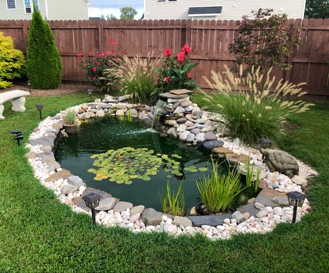 Small Backyard Ponds, Diy Ponds Backyard, Kolam Koi, Fish Pond Gardens, Garden Pond Design, Diy Pond, Small Pond, Pond Landscaping, Backyard Water Feature