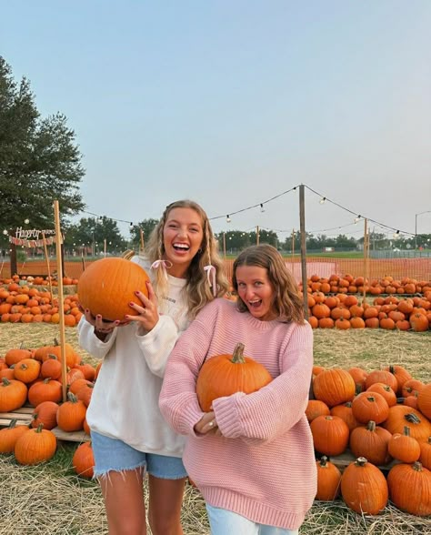 Pumpkin Patch Photoshoot, Pumpkin Patch Pictures, Studera Motivation, Gilmore Girls Seasons, Fall Friends, Fall Mood Board, Fall Inspo, Fall Photoshoot, Trendy Fall Outfits