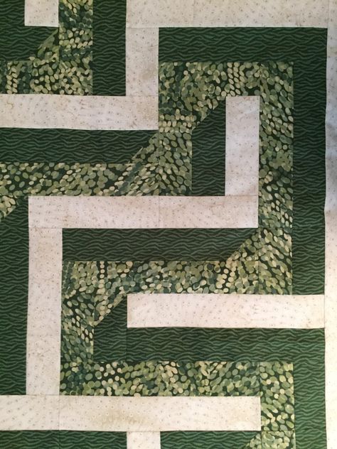 Maze Quilt Patterns Free, Maze Quilt Pattern, Maze Quilt, Illusion Quilts, 3d Maze, Optical Illusion Quilts, King Sized Bed, One Picture, Quilting For Beginners