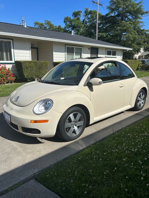 Pink Volkswagen Beetle, Toca Boca Hair Salon, Motos Vintage, Volkswagen Beetle Convertible, Bug Car, Volkswagen New Beetle, Car Deco, Volkswagen Bug, Beetle Car