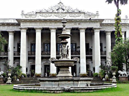 9 Famous Museums in #Kolkata with Pictures - The Indian museum was founded in 1814 and that makes it the oldest museum in India. It has six sections of archeology, art, anthropology, geological, zoology and botany divided in 35 galleries. It has rare collections of antiques, ornaments, skeletons, Egyptian mummy, dummies of animals, and many more objects. Powder Washroom, Amazing Places In India, Marble Palace, Famous Museums, Egyptian Mummy, Indian Museum, Cake Boutique, History Of India, Visit India