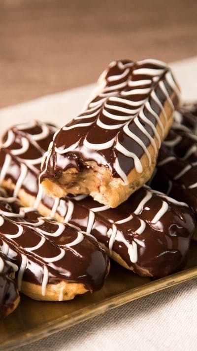 Eclair Recipe, Homemade Donuts, Edible Food, Yummy Comfort Food, Think Food, French Empire, Sweet Snacks Recipes, Buffet Food, Donut Recipes