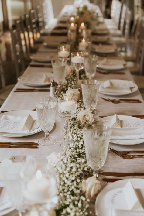 Long Table White Flowers, Cream Theme Wedding, Simple Elegant Wedding Centerpieces Long Table, Modern Wedding Decor Ideas, Wedding Table Decorations Minimalist, Minimal Flower Wedding, Gold Wedding Table Setting, Simple Place Settings, Long Wedding Table Decorations