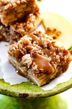 Caramel Apple Pie Blondies - these are amazing and so much easier than apple pie! A soft buttery blondie base topped with apple filling and topped with pecan crumble and caramel Caramel Topping Recipe, Walnut Bars, Winter Sweets, Apple Blondies, Pecan Crumble, Salted Caramel Apple Pie, Apple Pie Bars, Apple Walnut, Baking Stuff