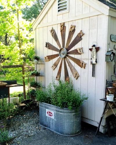 Boots Decor, Old Garden Tools, Recycled Stuff, Rustic Ideas, Garden Magic, Pool Bath, Farmhouse Landscaping, Garden Junk, Front Yards