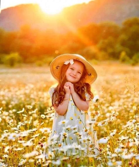 Toddler Spring Photoshoot, Flower Field Photoshoot Kids, Spring Photoshoot Ideas Kids, Kids Spring Photoshoot, Princess Photo Shoot, Toddler Pictures, Spring Toddler, Toddler Photoshoot, Spring Photoshoot