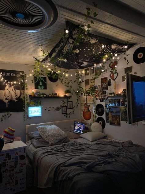 Bedroom Ideas For Nerds, Dream Bedroom Inspiration, Cool Room Decor, Chill Room, Future Room, Retro Room, Dekorasi Kamar Tidur, Room Redesign, Grunge Room