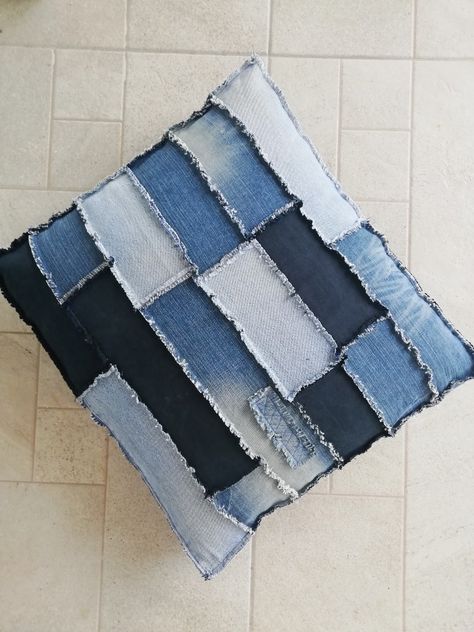 Denim Pillows Diy Recycle Jeans, Denim Patchwork Quilt, Denim Pillows, Denim Recycling, Denim Furniture, Upcycling Jeans, Sewing Tutorials Bags, Denim Pillow, Jean Quilt