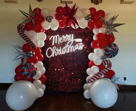 Christmas Shimmer Wall, Christmas Decor Ideas Backdrop, Christmas Photo Wall Backdrop Ideas, Christmas Balloons Decorations, Photo Wall Christmas, Christmas Party Backdrop Ideas, Christmas Balloon Wall, Christmas Photo Wall, Christmas Backdrops For Photos