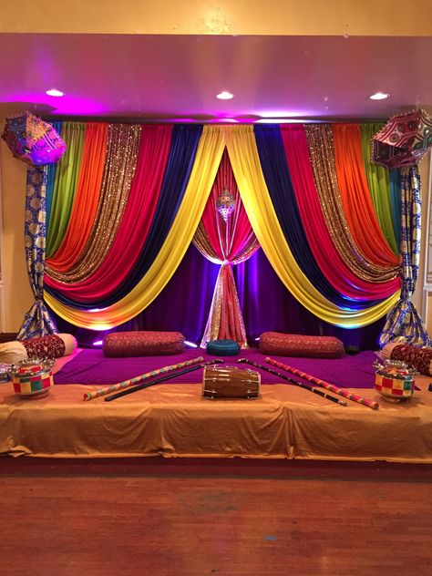 Mehendi Decor Indoor Decoration, Mehandi Decor, Mendi Stage Decor, Mehandi And Sangeet Decoration, Desi Wedding Decor Mehndi Stage, Mehndi Decoration Ideas, Simple Sangeet Decoration Stage Indoor, Mehndi Stage Decor, Arti Thali Decoration