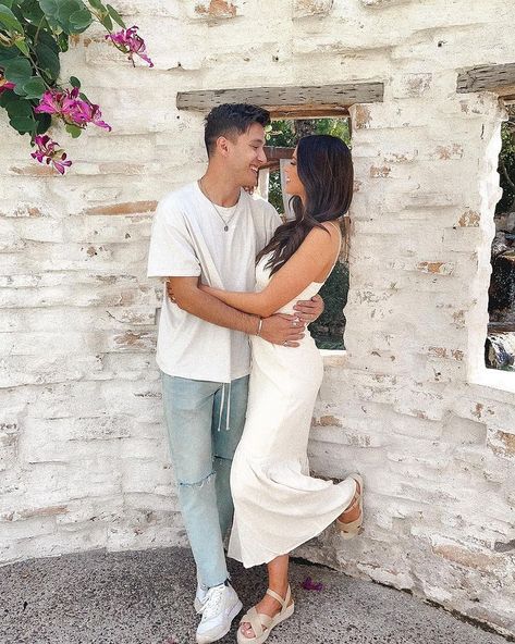 JESS & GABRIEL CONTE no Instagram: “They are such a cute couple😍 look at gabe’s face at the last pic, he looks so adorable☺️ also the shoes jess is wearing, omg want those, no…” Jess Conte Instagram, Jess And Gabe, Gabriel Conte, Jess Conte, Kids In Love, Couple Picture Poses, Cute Couple Poses, Cute Couples Photos, Pre Wedding Photoshoot