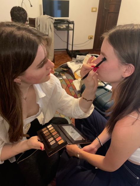 Two brunette girls sitting on a bed getting ready for a night out with makeup in their hand. Girl Doing Other Girls Makeup, Friends Getting Ready, Girls Getting Ready, Night Clubbing, Forever My Girl, Girl Night, Selfie Poses Instagram, Skin Radiance