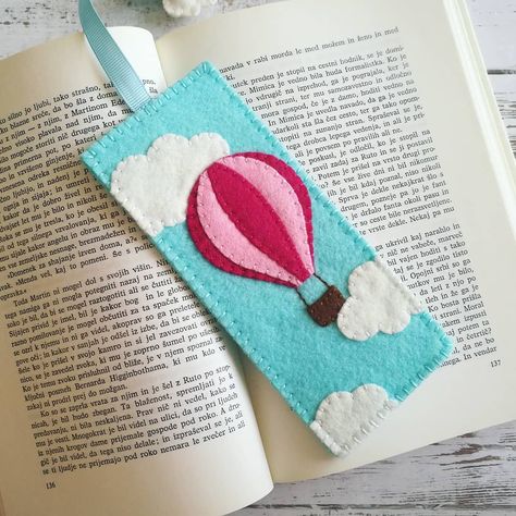 Hot Air Balloon Bookmark, Felt Bookmarks Handmade, Felt Bookmark Pattern, Felt Bookmarks Diy, Bookmark Sewing Pattern, Hot Air Balloon Gift, Book Gift Ideas, Handmade Bookmarks Diy, Baby Mobil