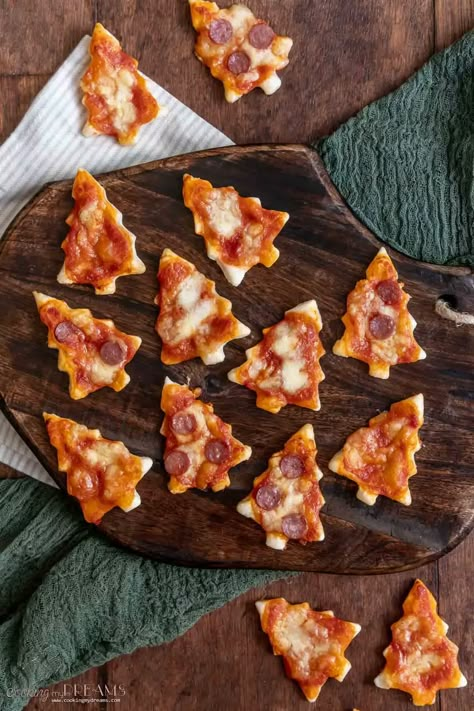 Puff Pastry Christmas Tree Pizza Bites Christmas Tree Pizza, Puff Pastry Christmas Tree, Pastry Christmas Tree, Puff Pastry Christmas, Pastry Christmas, Christmas Finger Foods, Christmas Buffet, Festive Appetizers, Christmas Food Ideas