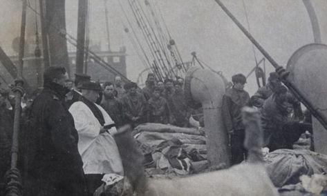 Rare picture of Titanic victims shows prayers said over their bodies Titanic Facts, Titanic History, Titanic Ship, Haunting Photos, Rare Historical Photos, The Titanic, Sea Photo, Rms Titanic, History Photos