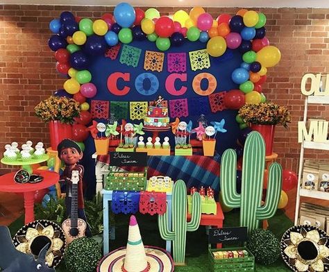 Las mejores ideas para decorar una fiesta con la temática de Coco. #FiestaCoco #DecoracionCoco Coco Balloon Garland, Coco Birthday Party Ideas, Coco Birthday Party, Coco Birthday, Coco Party, Coco Disney, Mexican Birthday Parties, Fiesta Birthday Party, Mexican Birthday