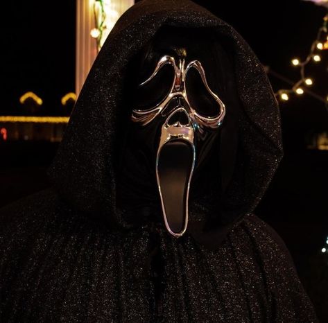 Scream 5, Scream Vi, Horror Room, Creepy Movies, Movies Art, Scream Franchise, Ghostface Scream, Horror Masks, Slasher Film