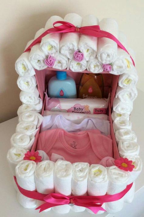 Baby Shower Hamper, Diy Easter Decor, Easter Decor Ideas, Baby Shower Gift Box, Diaper Gifts, Idee Babyshower, Baby Shower Baskets, Baby Shower Deco, Baby Shower Crafts