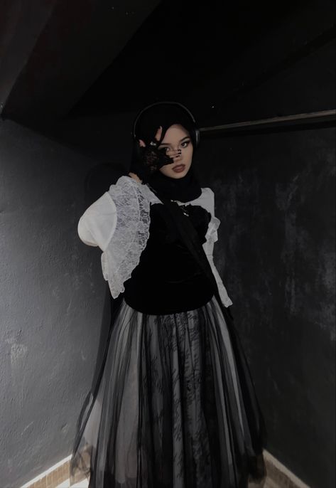 Modest Emo Outfits, Emo Hijabi, Masquerade Outfit Ideas For Women, Masquerade Outfit Ideas, Hijab Streetwear, Chd Heart, Masquerade Outfit, Punk Style Outfits, Muslim Outfits Casual