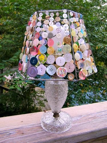 original table lamp pattern Button Lampshade, Diy Button Crafts, Creative Lamp Shades, Shabby Chic Lamp Shades, Beaded Lampshade, Beaded Lamps, Lampshade Makeover, Rustic Lamp Shades, Cute Diy Projects