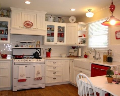 an urban country kitchen with a pop of red Red Kitchen Accents, Cottage Kitchen Cabinets, Red And White Kitchen, Traditional Kitchen Design, White Kitchen Decor, Cottage Kitchens, Cozy Kitchen, Red Kitchen, Simple Kitchen