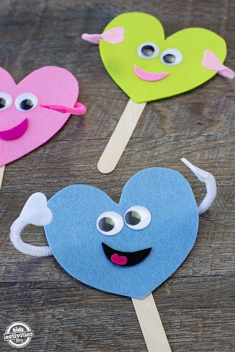 Crafts For All Ages, Felt Hearts Crafts, Snowflake Making, Preschool Valentine Crafts, Toddler Valentine Crafts, Valentines Bricolage, Activities For All Ages, Valentines Box, February Crafts