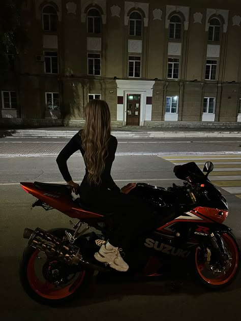 Motorcycle Riding Aesthetic, Bike Poses For Women, Motorcycle Women Riders, Motorcycle Poses For Women, Bike Girl Aesthetic, Motorcycle Pose Reference, Motorcycle Girl Aesthetic, Motorcycle Photoshoot Women, Motorcycle Aesthetic Girl