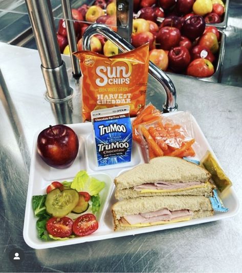 School Lunch Cafeteria, High School Lunch Aesthetic, School Lunchroom Aesthetic, School Lunch Aesthetic Friends, Cafeteria Spaghetti School Lunch, Mac And Cheese School Lunch, School Breakfast, Catering Ideas Food, School Cafeteria