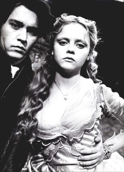 Christina Ricci and Johnny Depp in Sleepy Hollow Sleepy Hollow Movie, Sleepy Hollow Tim Burton, Sleepy Hollow 1999, Harry Clarke, The Legend Of Sleepy Hollow, Andy Cohen, Johnny Depp Movies, Tim Burton Films, Tim Burton Movie