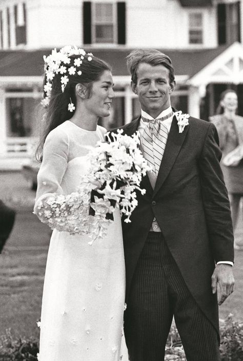 Vogue Weddings: 120 Years of Posh Nuptials Fifties Wedding Dress, 1960s Wedding Dresses, Chic Vintage Bride, Peter Beard, 1960s Wedding, Chic Vintage Brides, Celebrity Wedding Dresses, Boda Mexicana, Vogue Wedding