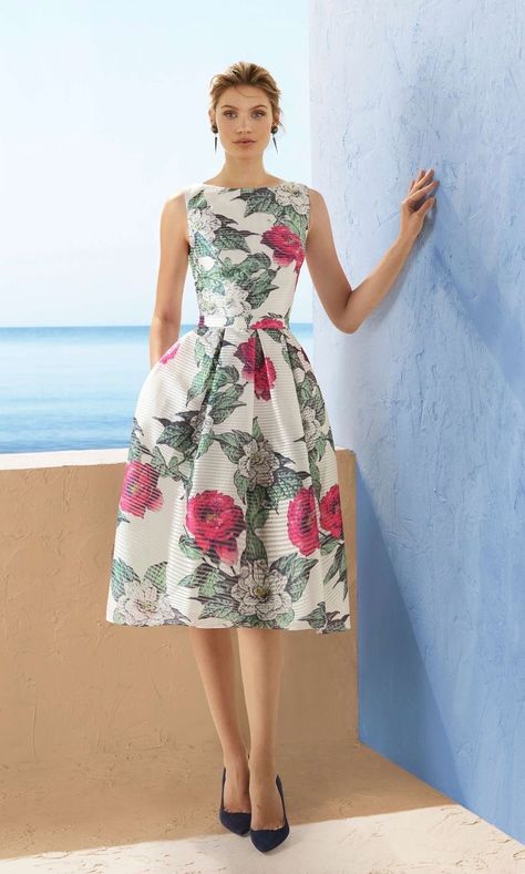 Long Occasion Dresses, Barcelona Dress, Fab Frocks, Robes D'occasion, Races Outfit, Collection Couture, Groom Dress, Rose Print, Tea Dress