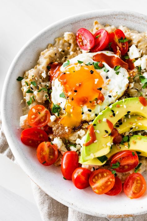 This savory oatmeal recipe is a healthy and delicious breakfast that comes together in less than 10 minutes! Rolled oats are topped with an egg, avocado, tomatoes and feta cheese. Rolled Oats Recipe Breakfast, Rolled Oats Recipe, Savory Oatmeal Recipes, Tomatoes And Feta Cheese, Oatmeal And Eggs, Oats Recipes Breakfast, Tomatoes And Feta, Savory Oatmeal, Egg Avocado