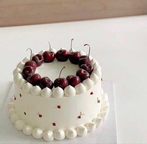 Cake Cherry Decoration, Cherry Cake Decoration, Classic Cake Designs, Fruit Decorated Cake, Cherry Cake Design, Birthday Cake Cherry, Cherry Birthday Cake, Simple Cake Design, Bolo Vintage