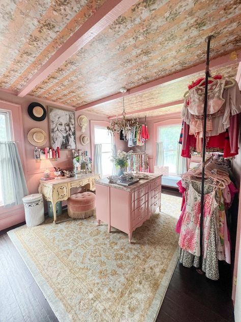 Girly Dressing Room, Boho Closets, Girly Walk In Closet, Walk In Closet Aesthetic, Pink Walk In Closet, Get Ready Room, Diy Dressing Room, Bedroom Into Dressing Room, Parisian Closet