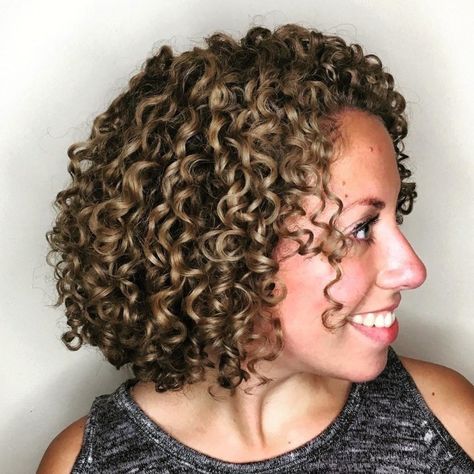 Bob with Tight Well-Defined Curls Kręcony Bob, Curly Angled Bobs, Lob Haircut Layered, Blonde Curly Bob, Tight Curly Hair, Bobbed Hairstyles With Fringe, Hear Style, Curly Lob, Small Curls