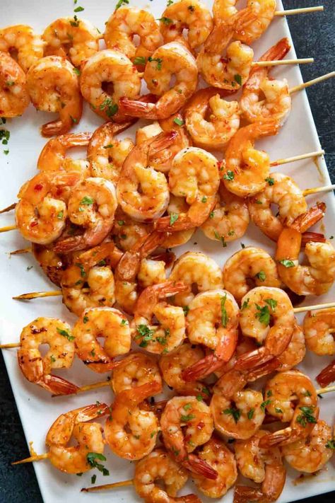 Looking for an easy summer dinner? Try these Chili Honey Garlic Shrimp Kabobs - the perfect recipe for a night at the grill. Honey Chili Shrimp, Chili Honey, Honey Garlic Shrimp, Easy Summer Dinner, Dude Food, Shrimp Kabobs, Chili Shrimp, Easy Summer Dinners, Kabob Recipes