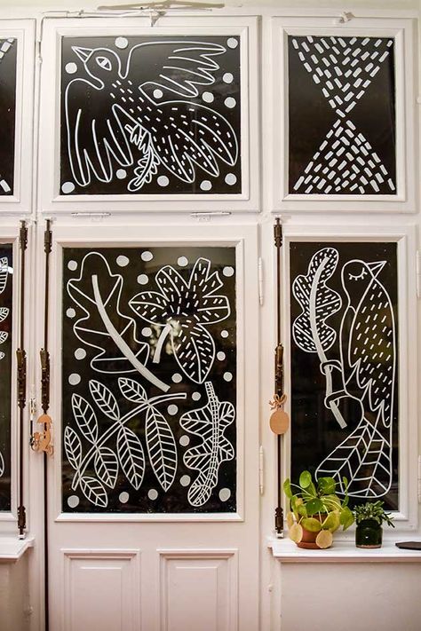 Christmas Window Illustration, Posca Window Art, Chalk Pen Window Art, Window Marker Art, Easy Window Painting Ideas, Window Drawing Ideas, Window Art Ideas, Posca Water, Holiday Window Painting