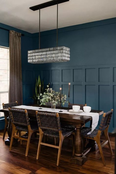 15 Teal Paint Colors for a Vibrant Space Tiny Guest Bedroom, Moody Transitional, Luxe Dining Room, Dining Room Teal, Teal Cabinets, Teal Paint Colors, Modern Coastal Design, Outside Oasis, Best Kitchen Colors