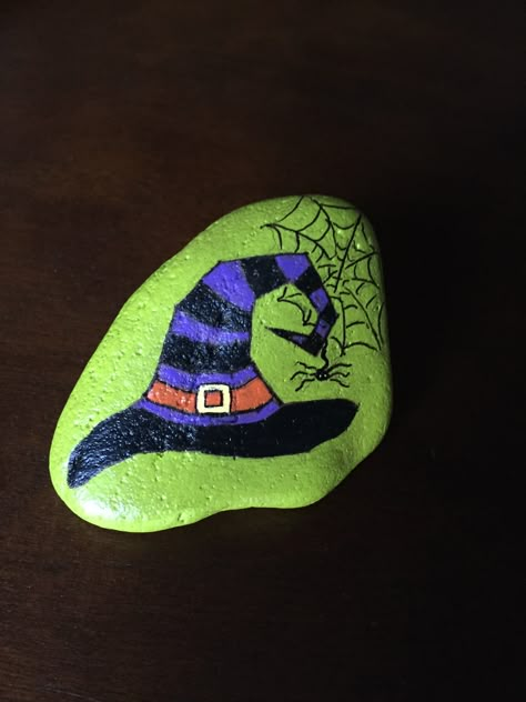 Witch Hat Rock Painting, Witch Rock Painting, Fall Painted Rocks, Halloween Rock Painting Ideas, Fall Rocks, Scary Paintings, Rock Animals, Witch Painting, Terra Cotta Pot Crafts Diy