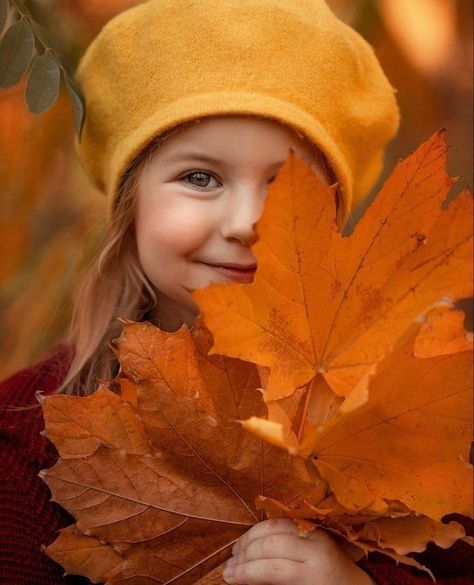 Autumn Kids Photoshoot, Simple Fall Photoshoot Ideas, Creative Halloween Costume Ideas, Autumn Photography Portrait, Fall Baby Pictures, Daughter Photo Ideas, Magical Autumn, Toddler Photoshoot, Baby Fotografie