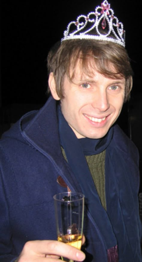 Alex Kapranos, Franz Ferdinand, Party Attire, Princess Crown, Attractive Guys, Sister In Law, Post Punk, I Have No Friends, A Princess