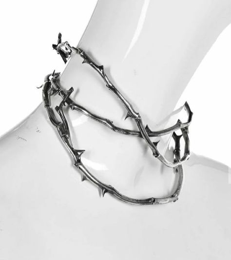 Alexander Mcqueen 'Sarabande' 2007 silver rose thorn choker by Shaun leane Thorn Jewelry, Slavic Core, Descendants Costumes, Brain Storming, Rose Thorns, Shaun Leane, Neck Jewelry, Glam Metal, Neck Accessories