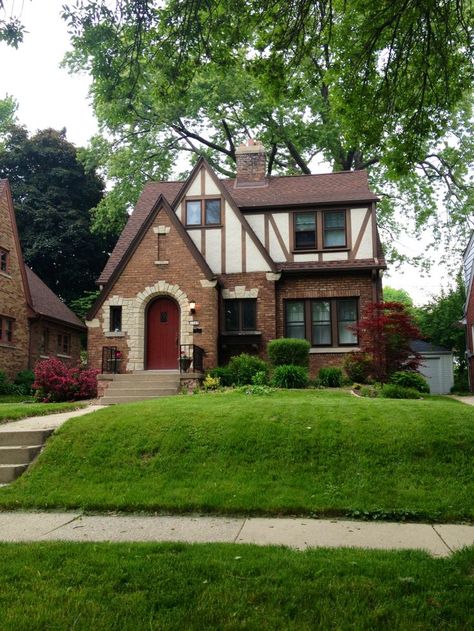 What is a Tudor house? I'm all about Tudor Style Houses. I'm sure you know what it is, even if you didn't know it... Tudor House Exterior, English Tudor Homes, Tudor Homes, Tudor House Plans, Cottage House Exterior, Tudor Architecture, Arched Doorway, Tudor Home, Home Designs Exterior