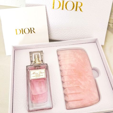 Dior Miss Dior Hair Mist & Rose Quartz Comb Limited Edition Set 1 Oz. 30ml Nib Questions? Leave A Comment Below! Miss Dior Rose N Roses, Dior Gift Set, Kate Spade Perfume, Dior Gift, Dior Miss Dior, Miss Dior Blooming Bouquet, Hair Mist, Perfume Gift Sets, Perfume Gift