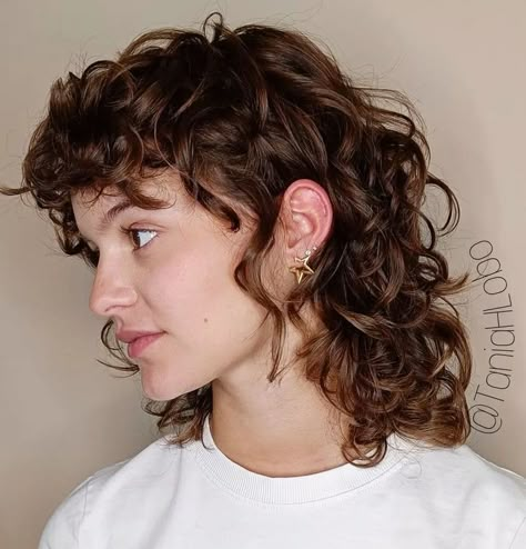 Scrumptious Chocolate Brown Wolf Cut Wavy Wolf Cut, Wolf Cuts, Curly Shag Haircut, Natural Curly Hair Cuts, Wolf Haircut, Mullet Haircut, Curly Mullet, Curly Hair Photos, Hair Inspiration Short