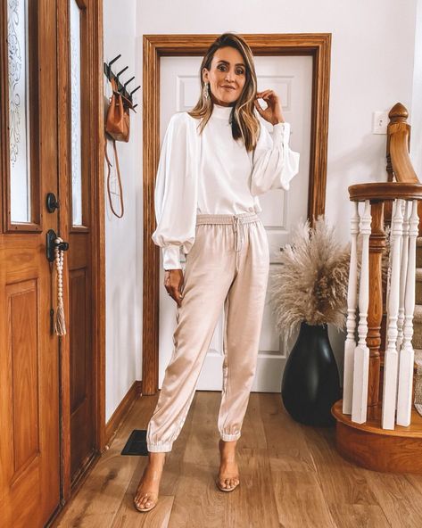 Satin Joggers Outfit Dressy Winter, Satin Joggers Outfit Dressy, Cropped Sweater Outfits, Casual Chic Dress Code, Satin Joggers Outfit, Cream Sweater Outfits, Sleeve Sweater Outfit, Cozy Chic Outfit, Street Style Winter Casual